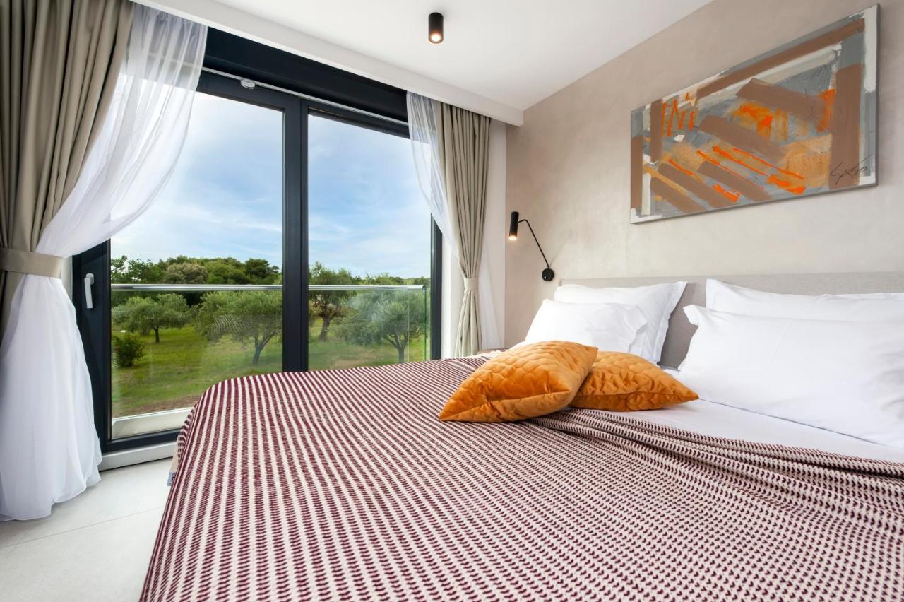 Luxury Residence Levante Ровин Екстериор снимка