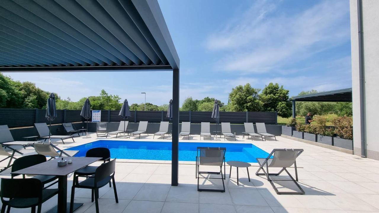 Luxury Residence Levante Ровин Екстериор снимка