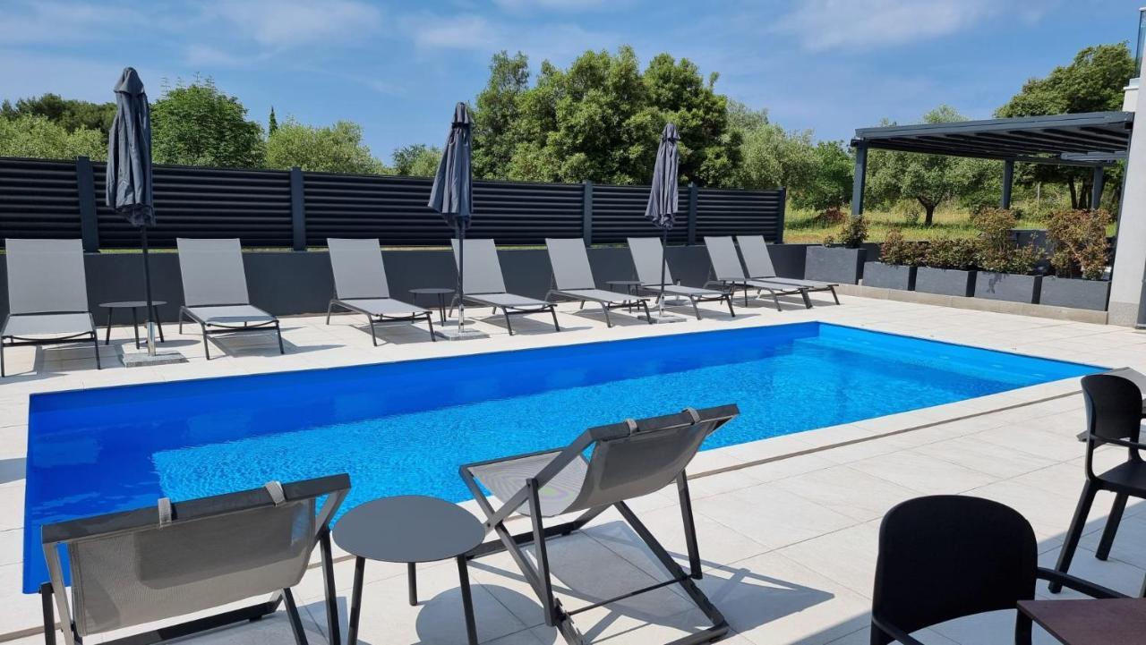 Luxury Residence Levante Ровин Екстериор снимка