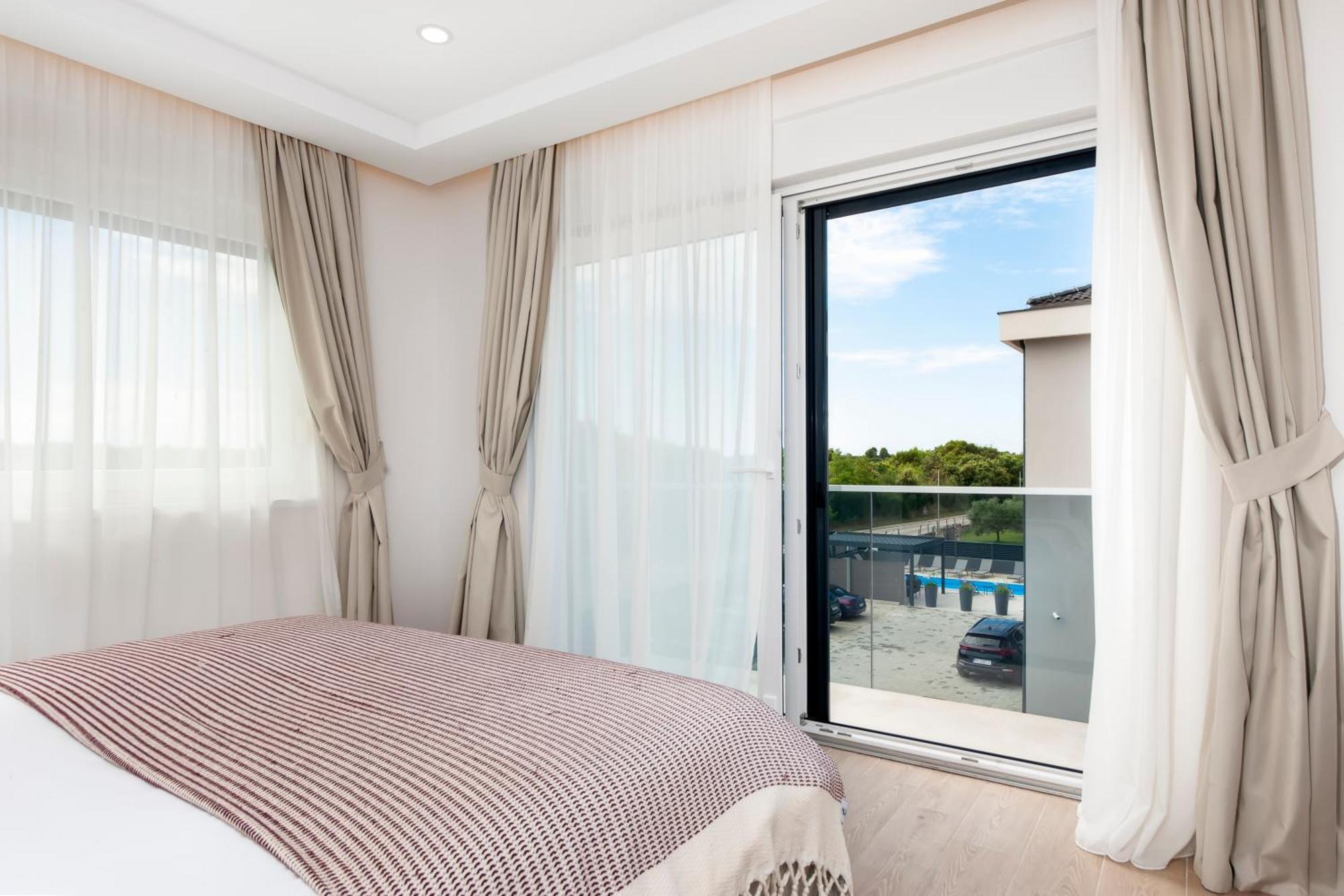 Luxury Residence Levante Ровин Екстериор снимка